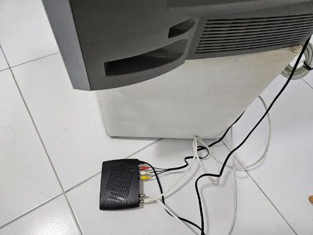 TV de tubo retrô 20 polegadas com conversor digital e controle remoto