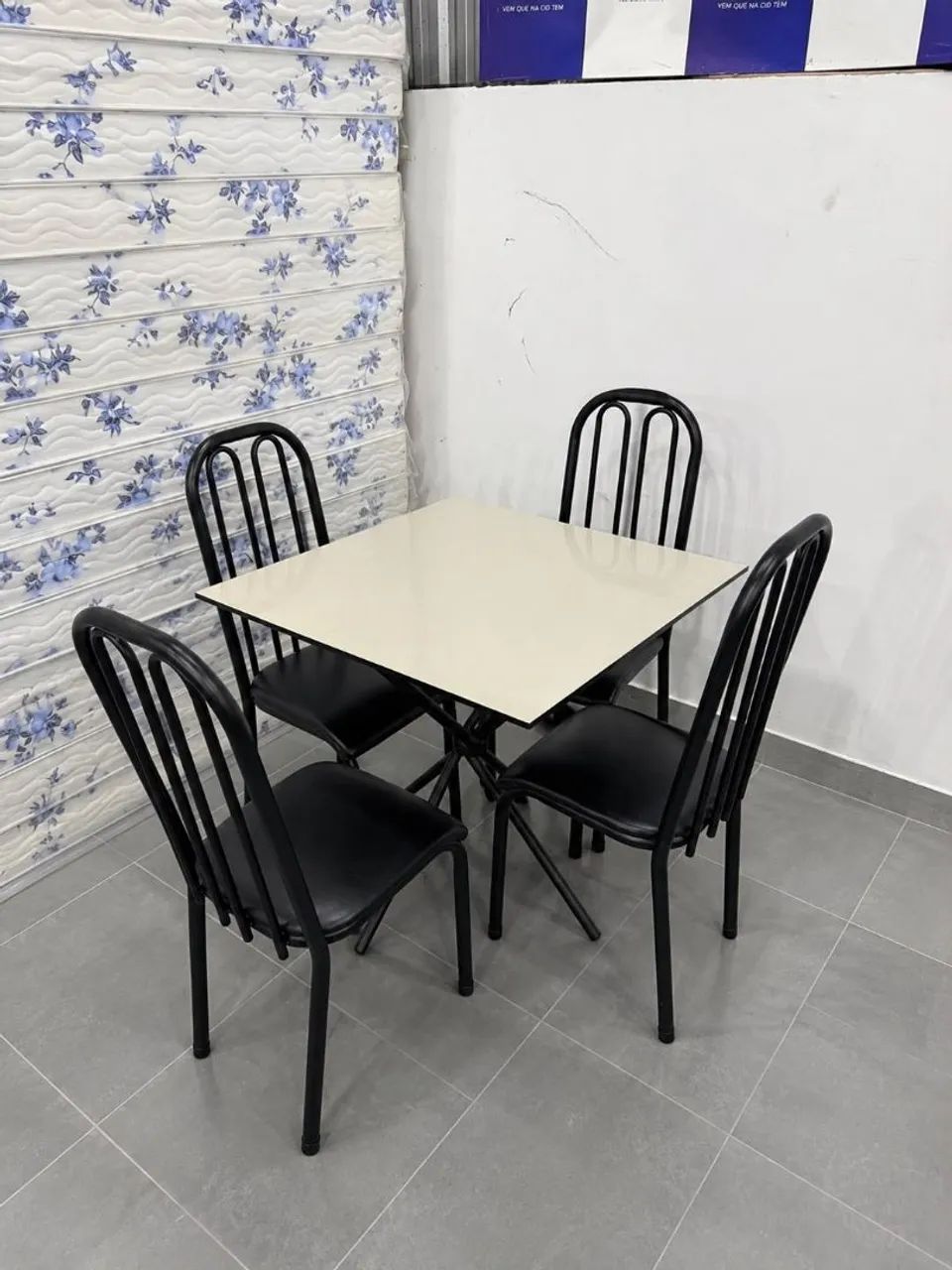 Mesas com 4 cadeiras R$890,00 - Foto 2