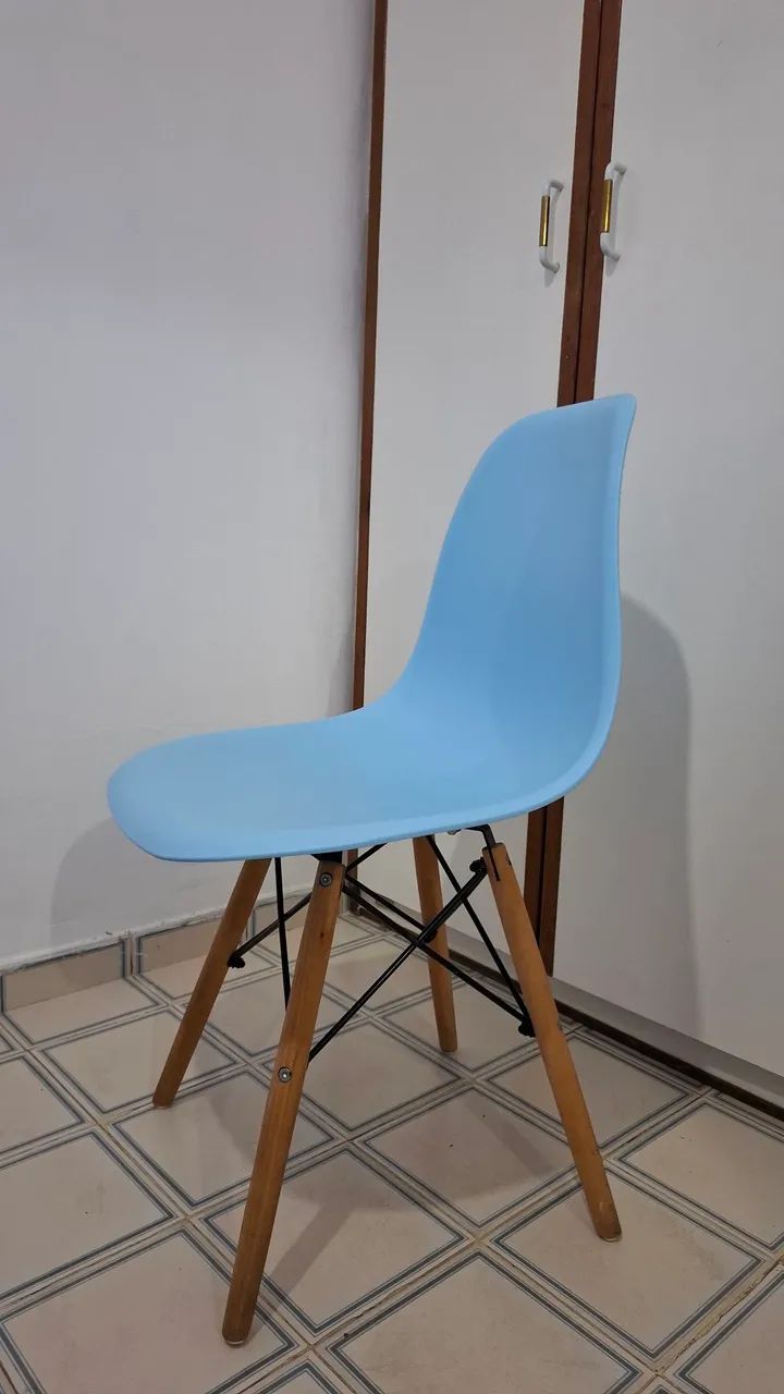 Cadeira Eiffel azul Leroy Merlin 