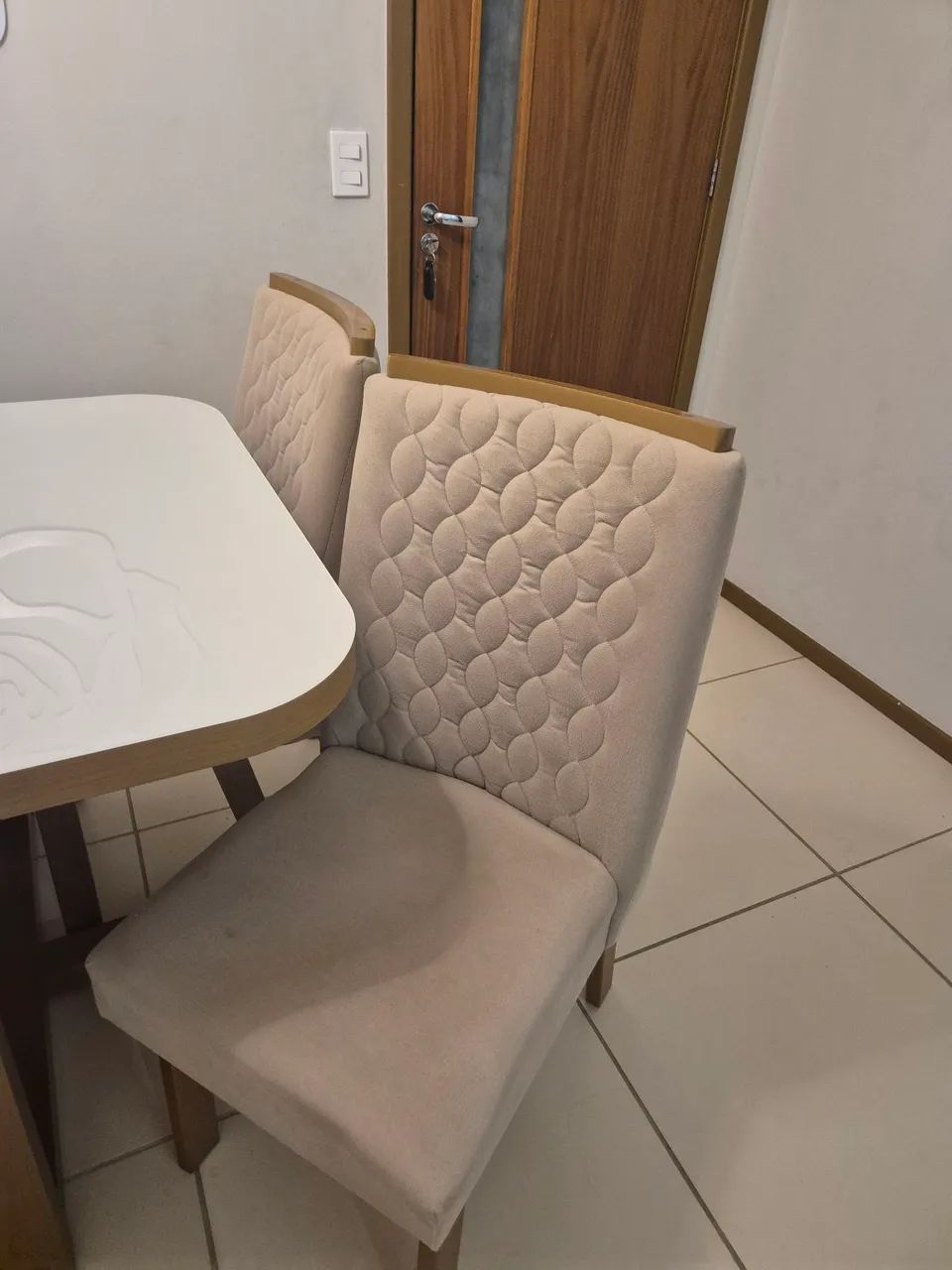 Mesa nova com quatro cadeiras  - Foto 3