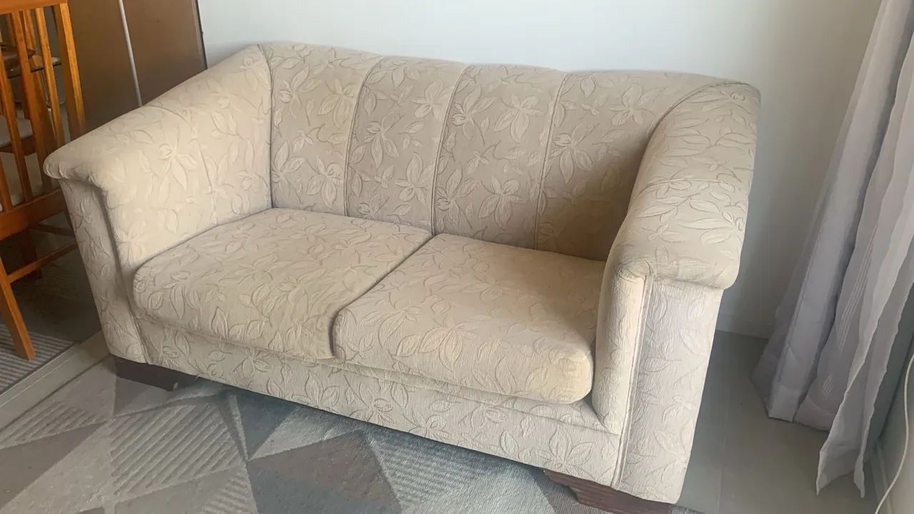 Sofá 2 Lugares Estampado Floral - Muito Bem Conservado