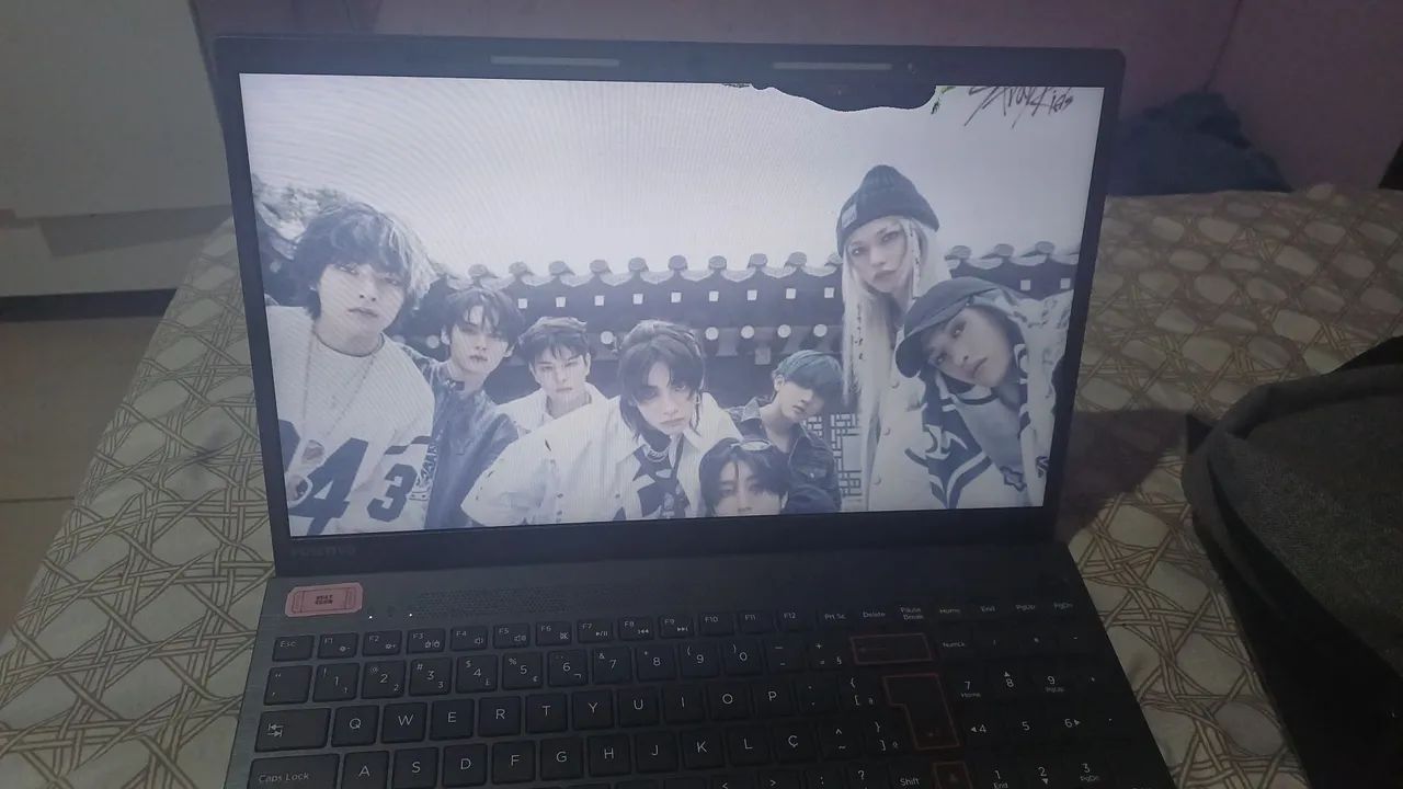 Notebook com pequeno vazamento na tela 