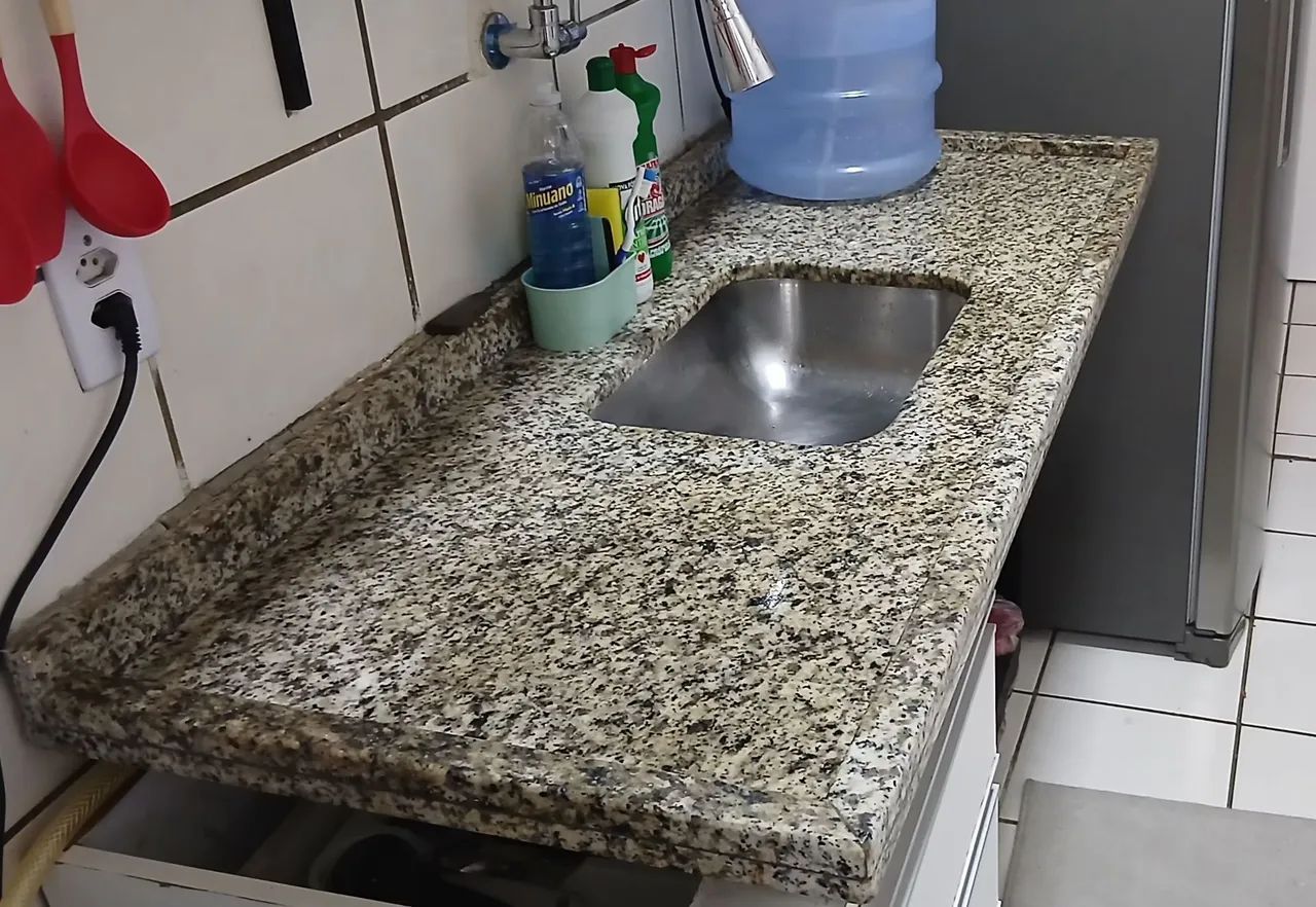 VENDO BALCÃO DE GRANITO COM CUBA MEDINDO: 140X 55, 5 2