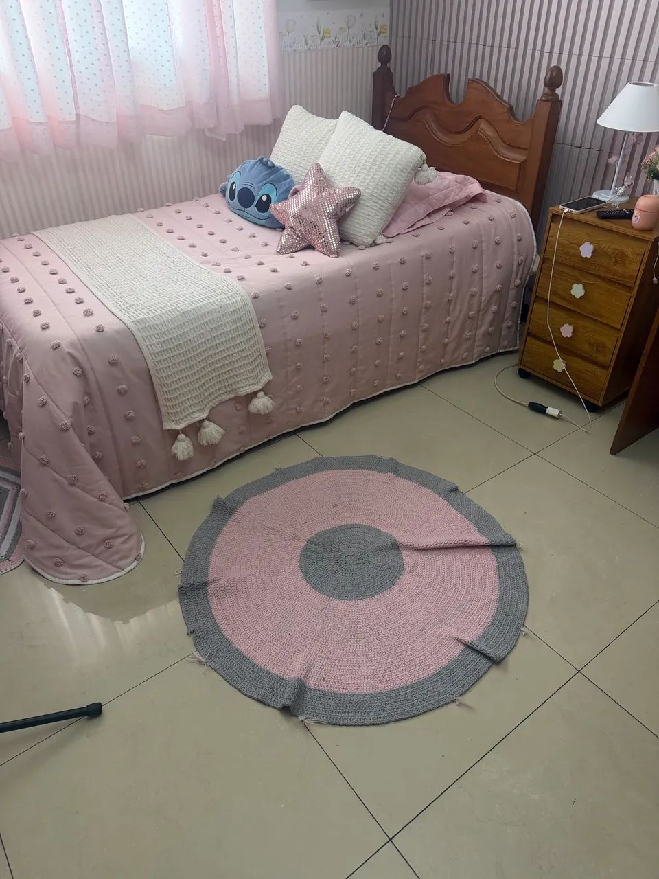 Cama de solteiro em madeira com duas gavetas 