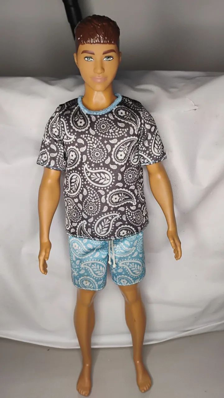 Boneco Ken curvy . Com pequena falha no cabelo . - Foto 2