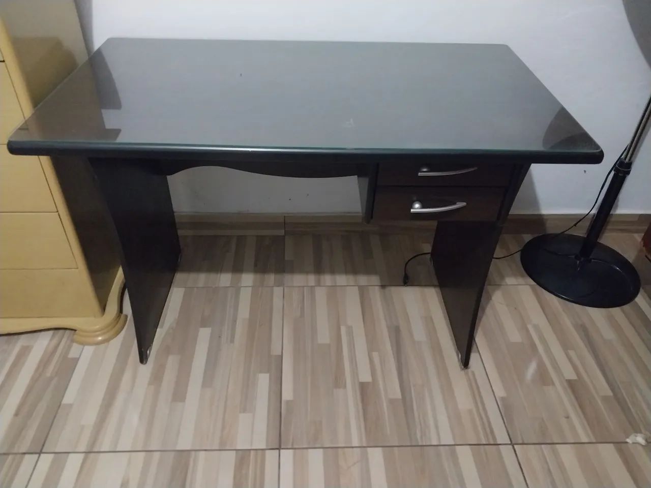 Mesa para escritório com tampo de vidro - Foto 2