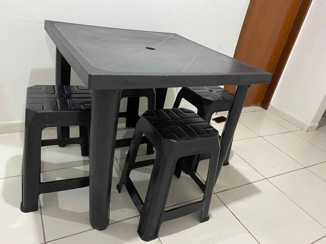 Vendo mesa com 4 bancos de plástico  - Foto 3