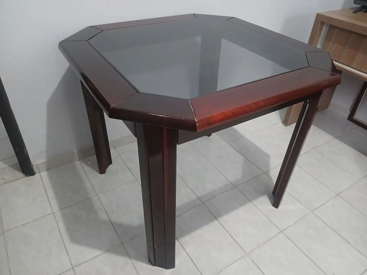 Vendo mesa com tampo de vidro e conjunto de cadeiras.
