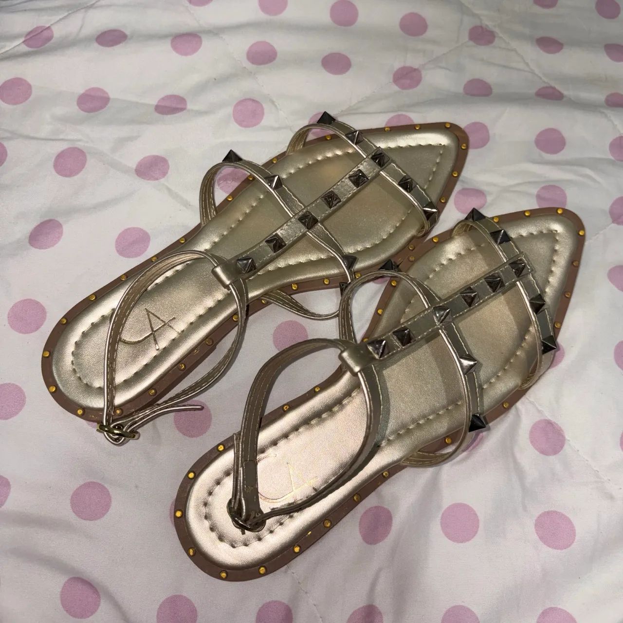 Sandália dourada com spikes - Foto 3