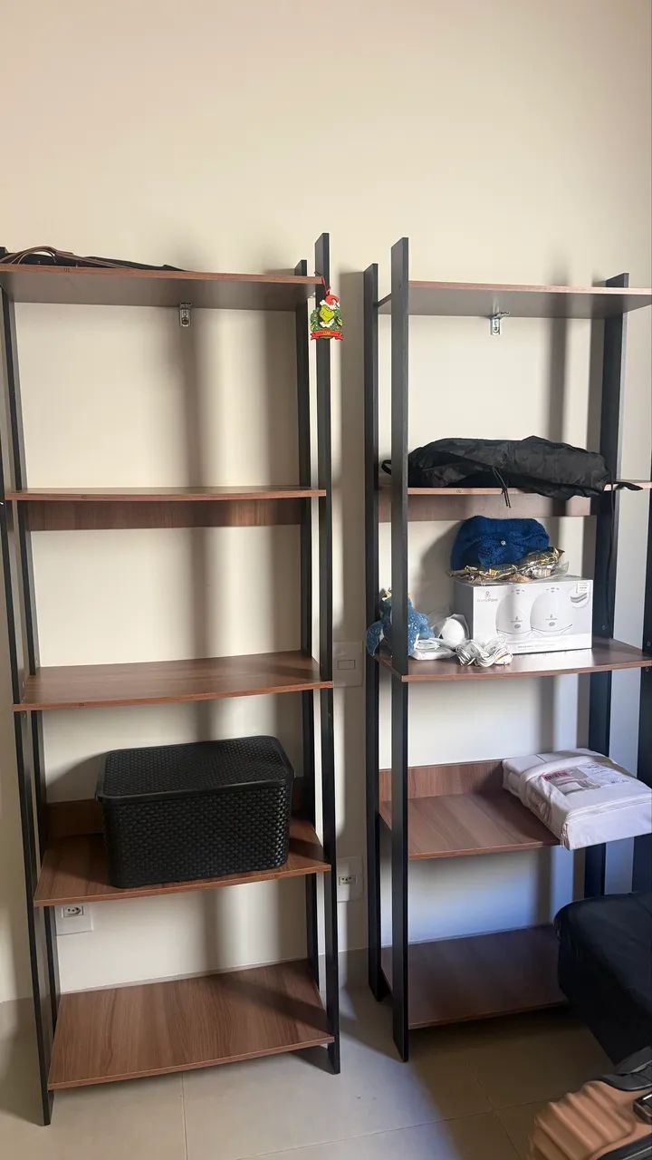 Sofá cama e estante 