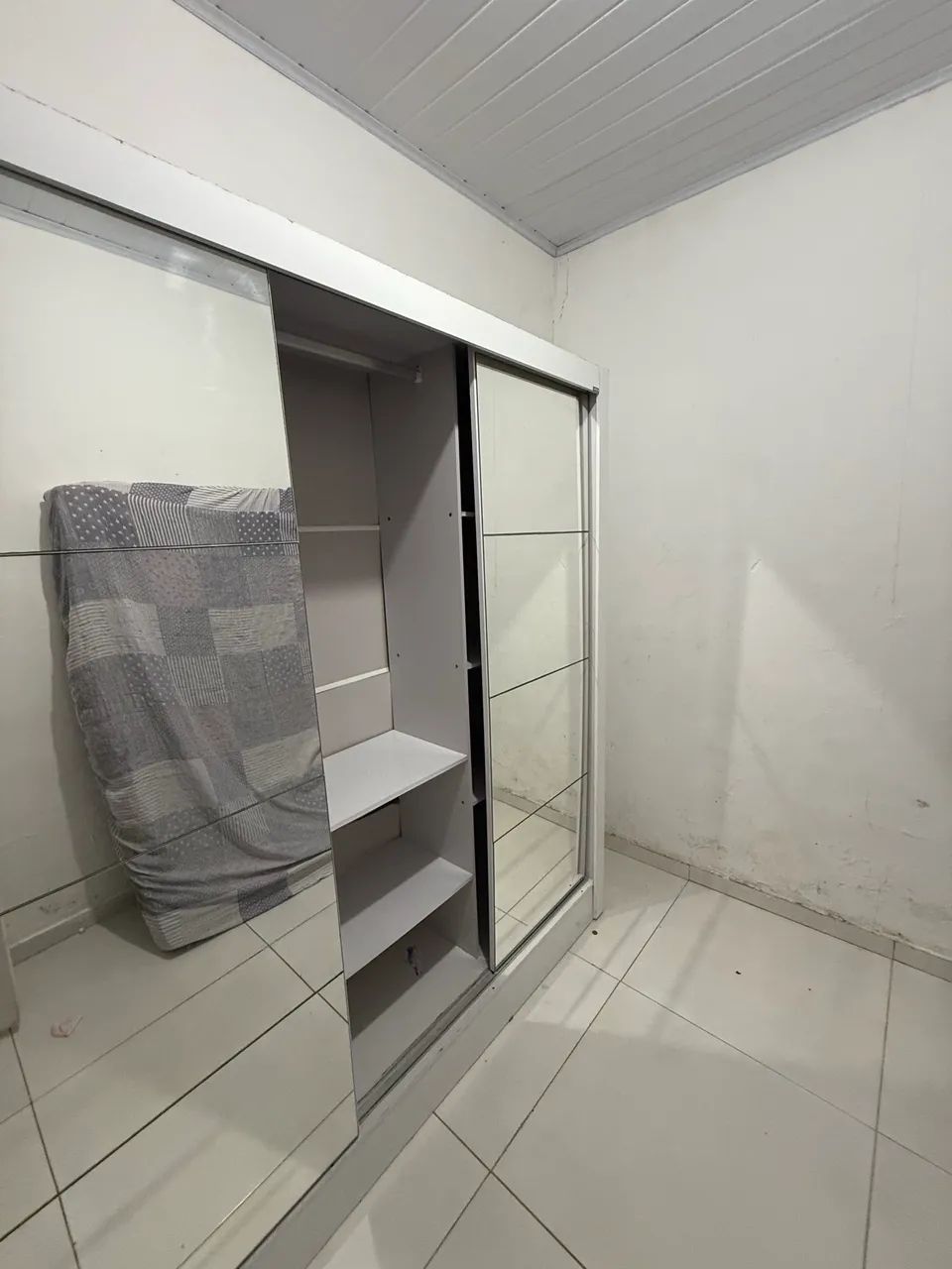Guarda roupa casal três portas de correr com espelho 