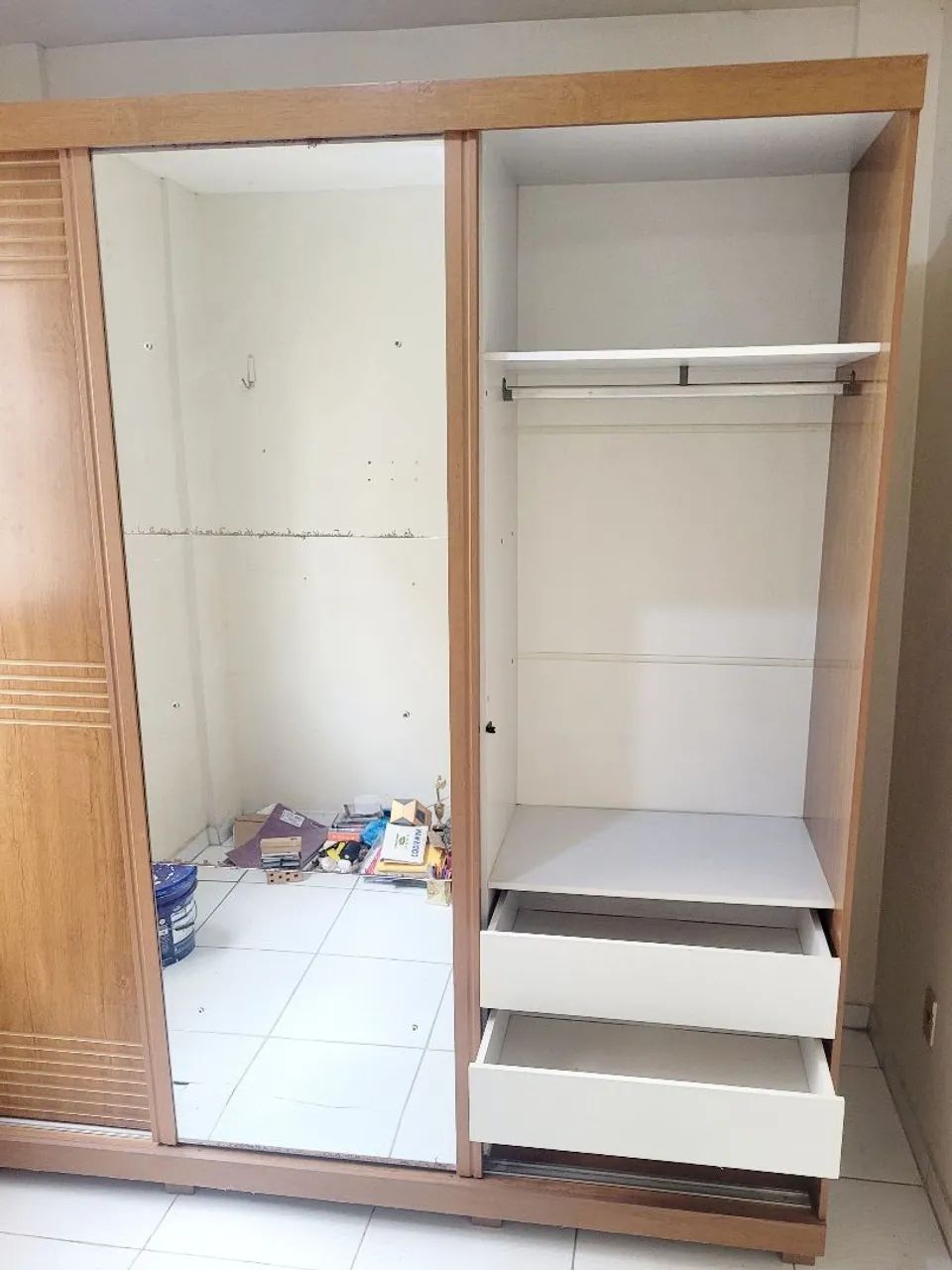 Guarda-Roupa com 3 portas, 4 gavetas e Espelho. - Foto 3