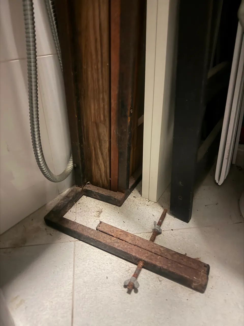 Mesa de madeira suspensa com cuba de aço e banquetas  - Foto 3