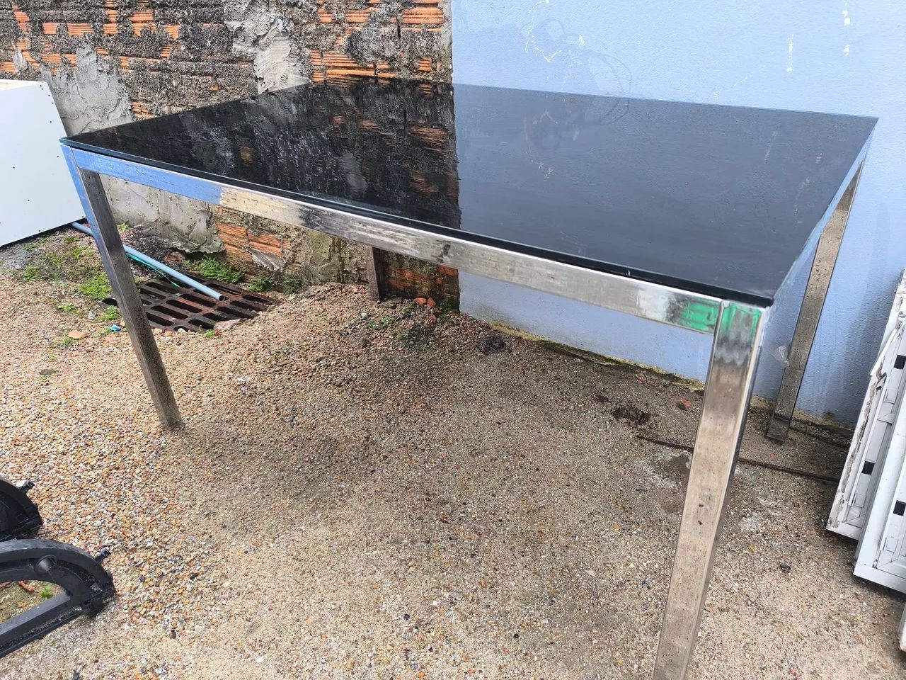 Vendo mesa cromada com tampo em vidro.