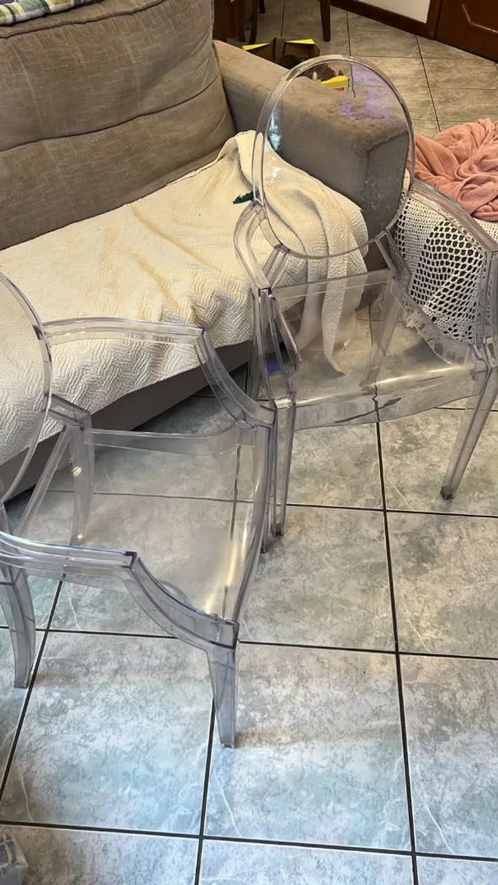 Par de cadeiras com apoio de descanso em acrílico. - Foto 3