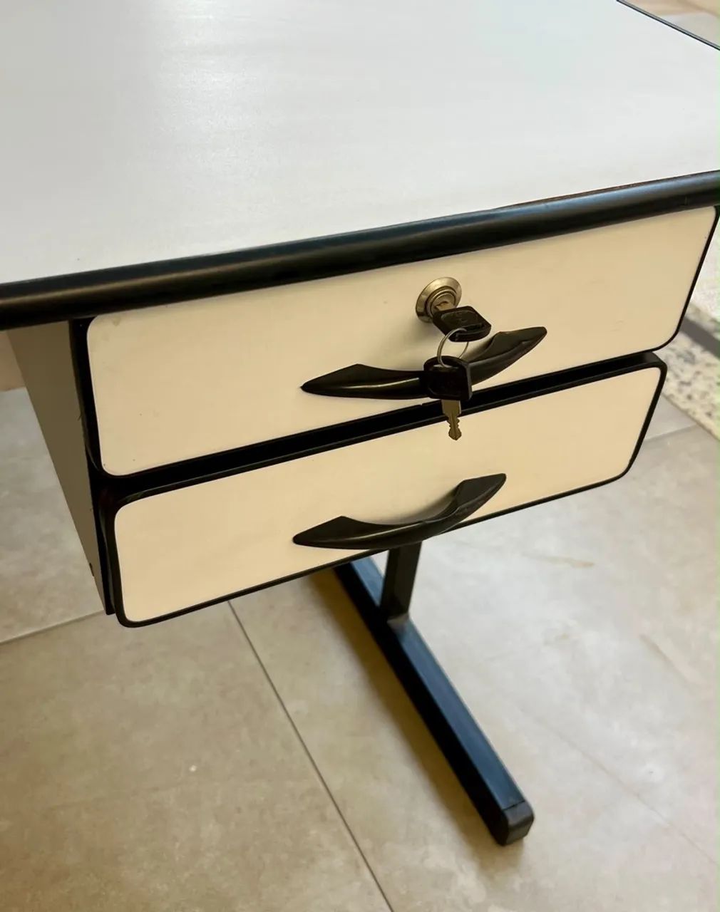 Mesa de escritório em L branca - Foto 2