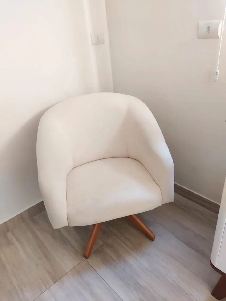 Poltrona giratória tecido boucle e base de madeira maciça