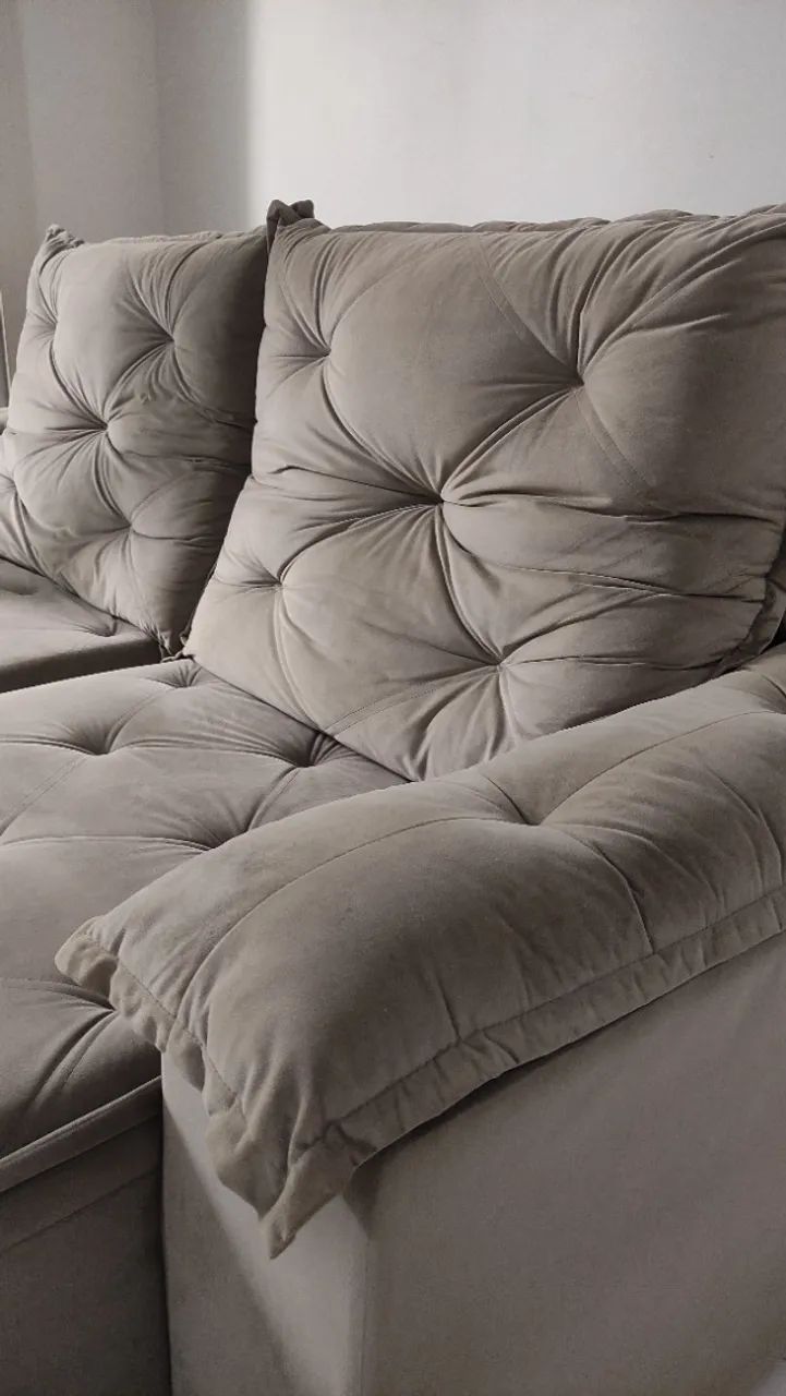 Sofá Retrátil (Sofá Cama) de Veludo cor Marrom Super Conservado - Foto 4