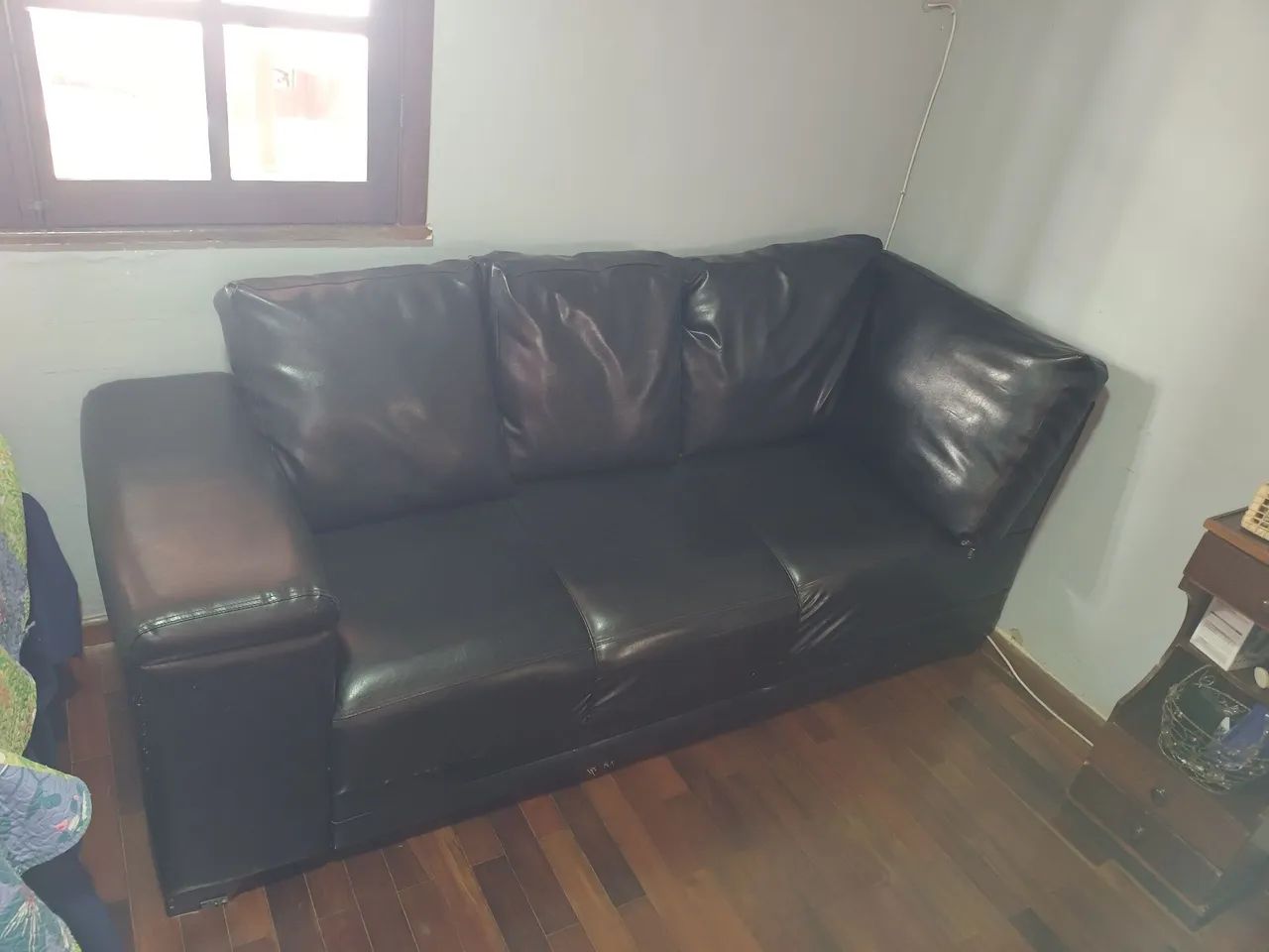 Vendo sofá preto de três lugares  - Foto 2