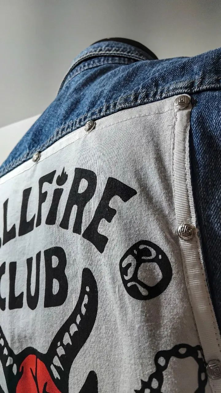 Colete Jeans Hellfire Club do Stranger Things (Netflix) - P/M  - Foto 4