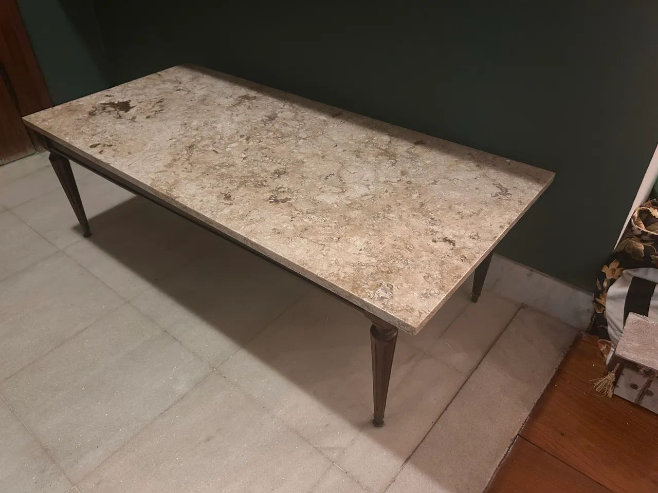 Mesa de centro tampo marmore, base madeira - Foto 2