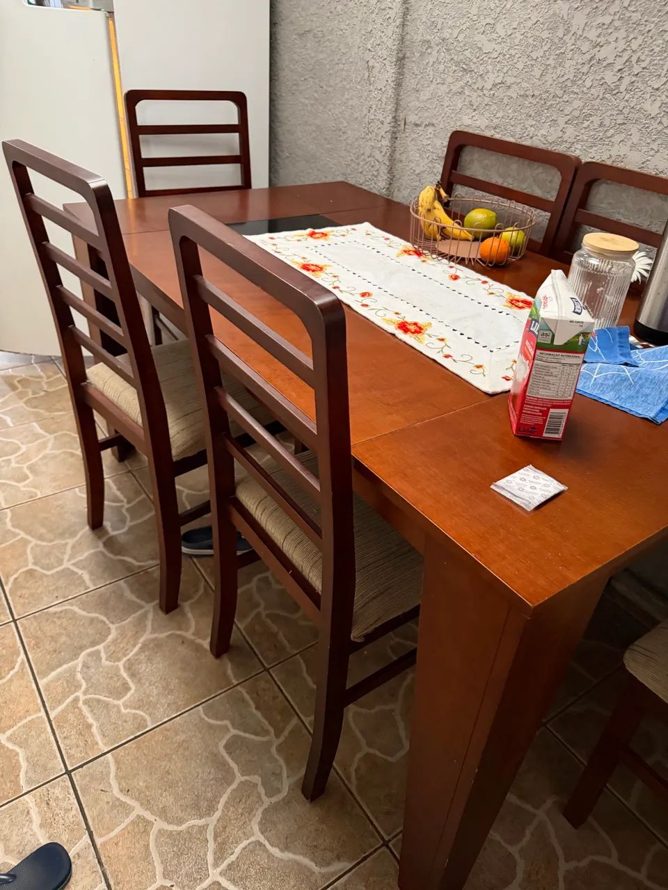 Mesa 6 cadeiras de madeira. - Foto 4