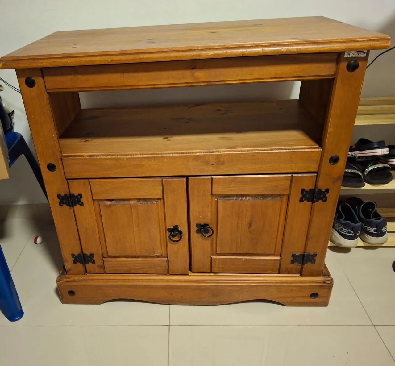 Wooden cabinet with 2 doors.
