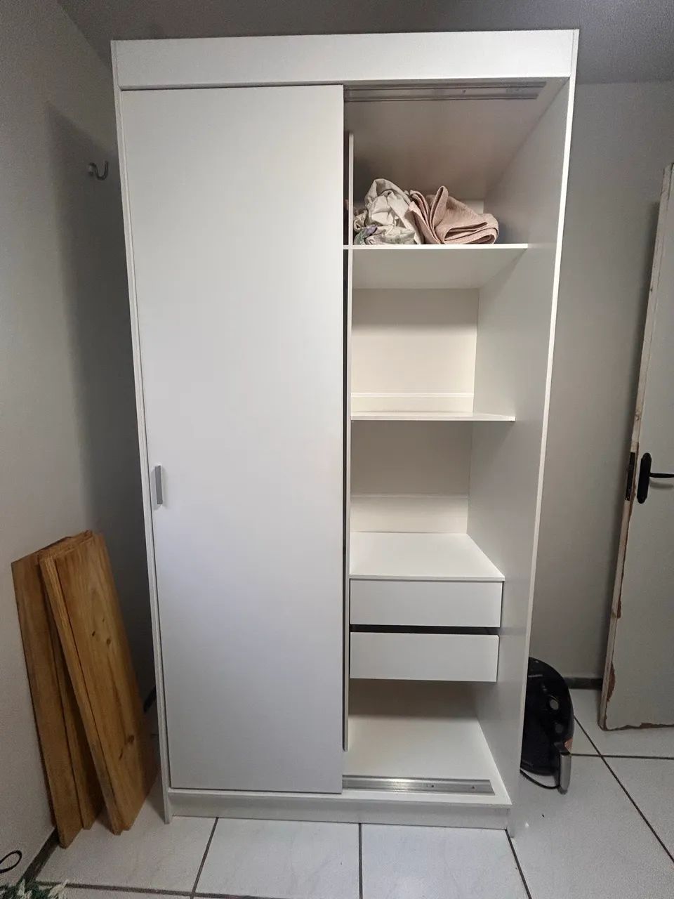 Guarda roupa de solteiro com porta de correr e duas gavetas  - Foto 3