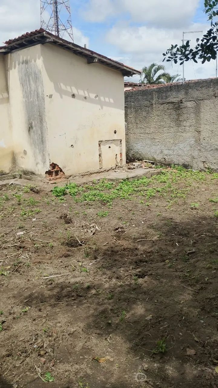 Vende-se terreno, possui uma casa para reforma - Foto 3