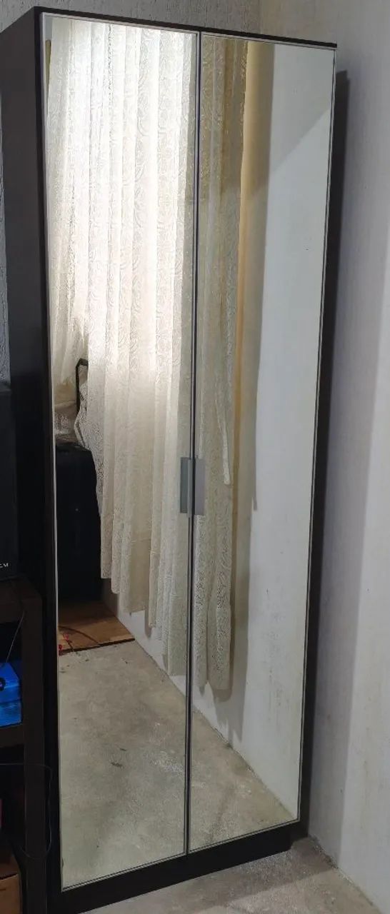 Armario com portas espelhadas