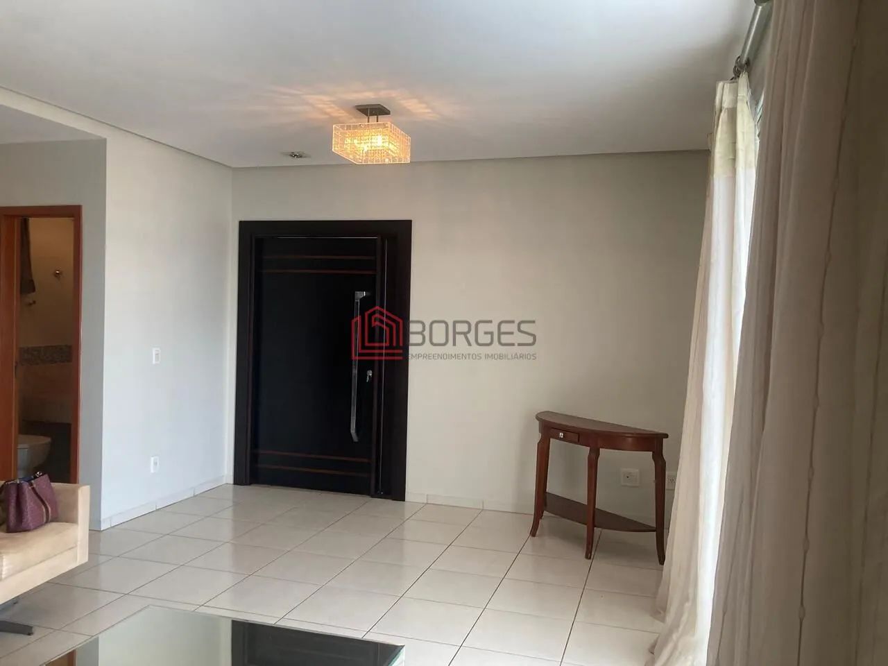 Apartamento semi mobiliado com três suítes incluindo uma master, Edifício Buritis nos Três