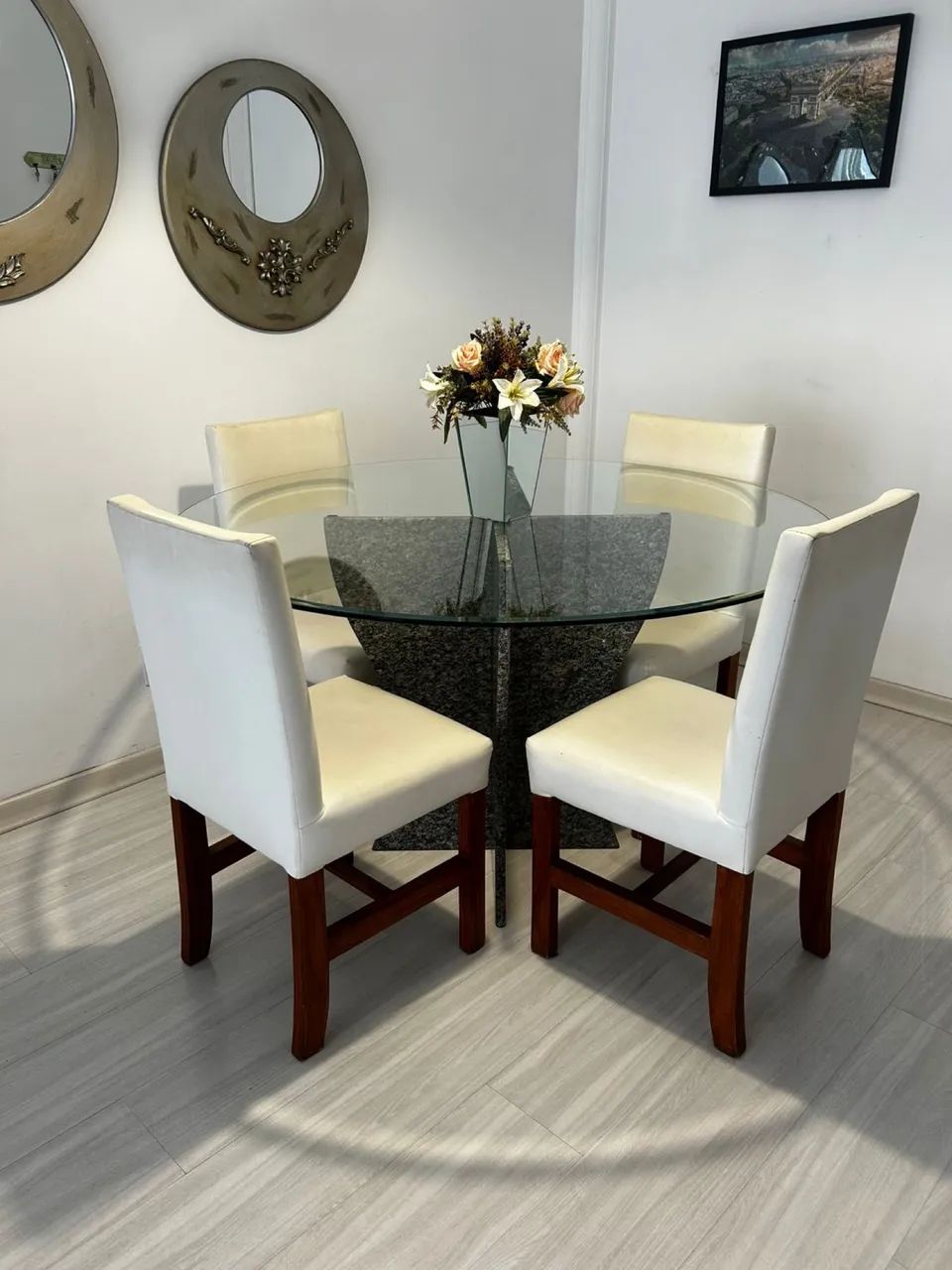 Mesa com tampo de vidro e Granito, mais 4 cadeiras