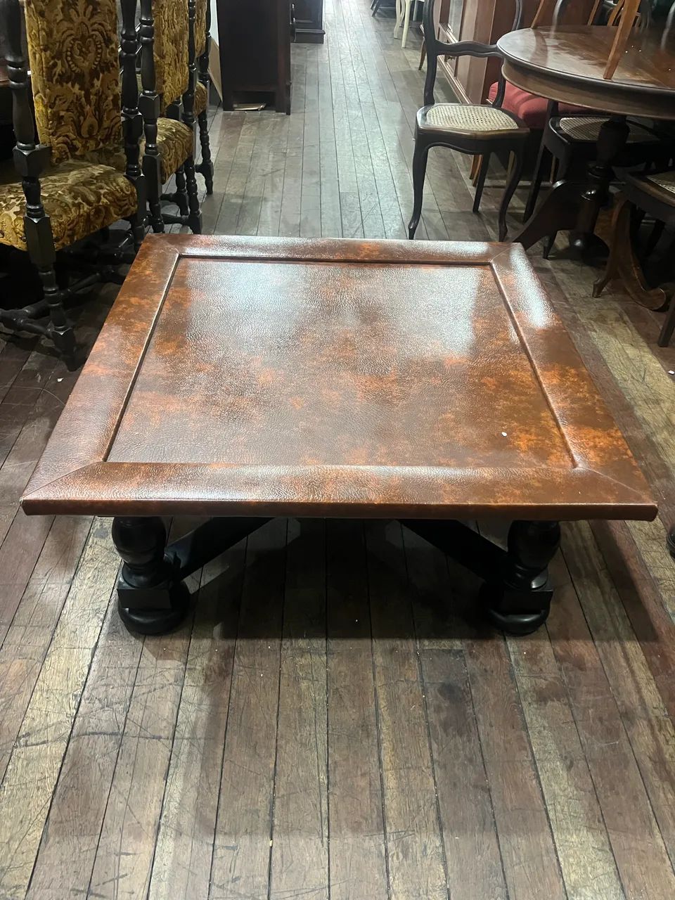 Mesa de madeira e couro