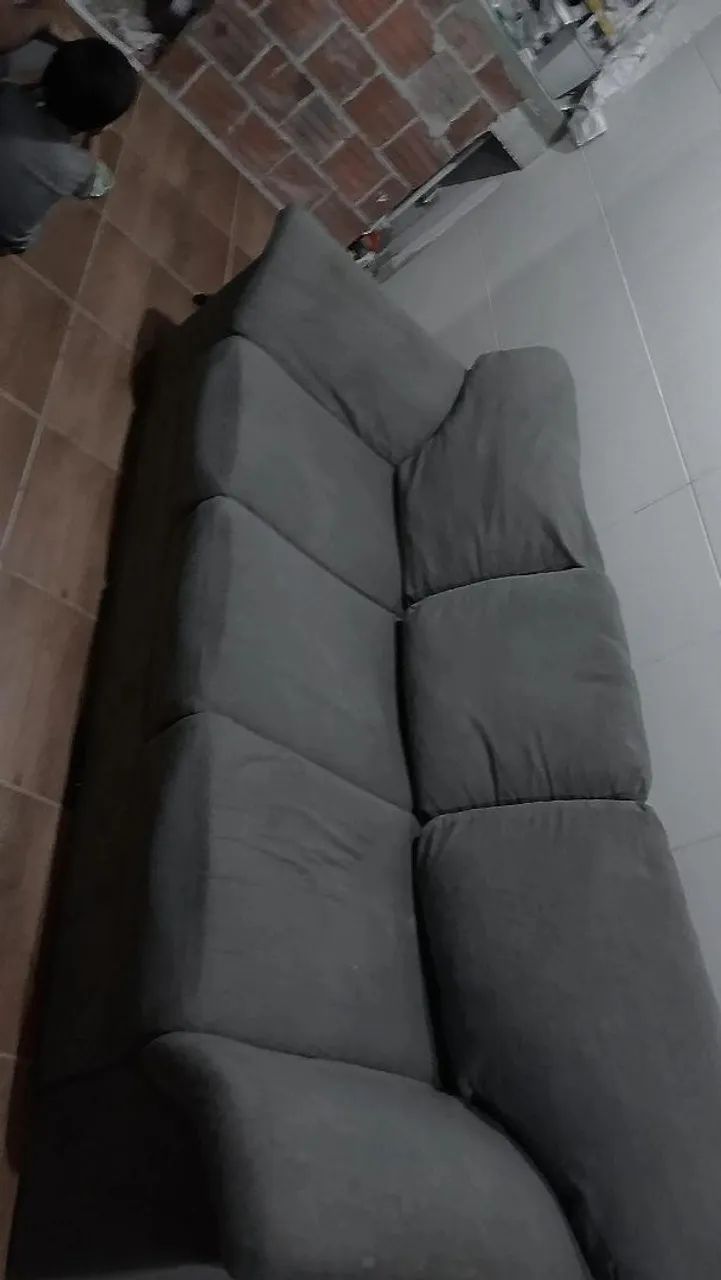 Sofá cinza aveludado 3 lugares - Foto 3