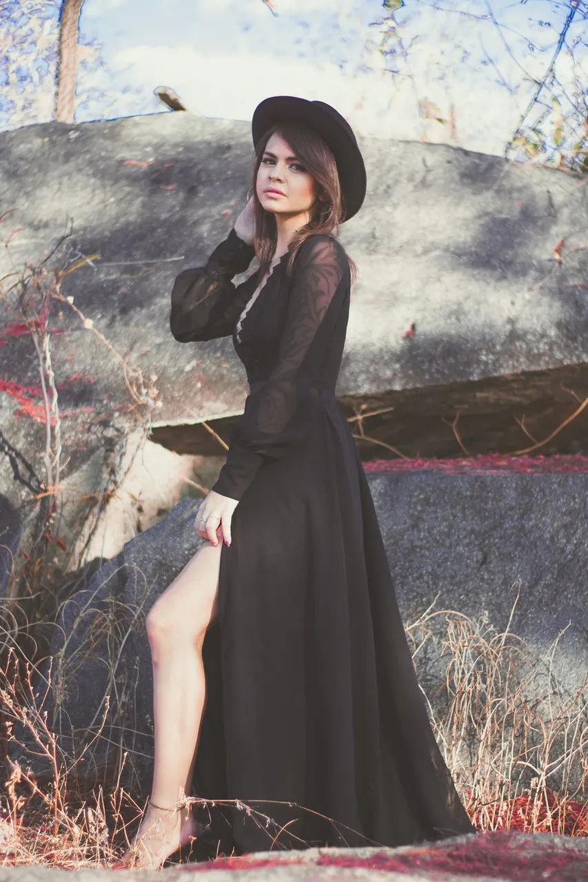 Vestido Longo Preto com Detalhes em Renda e Manga Longa - Foto 4