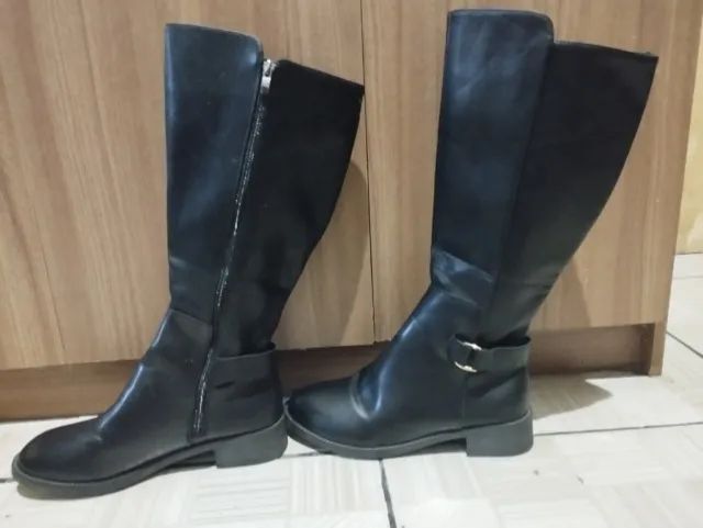 Bota cano alto com fivela