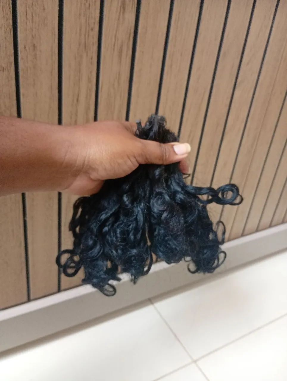 Cabelo cacheado usado