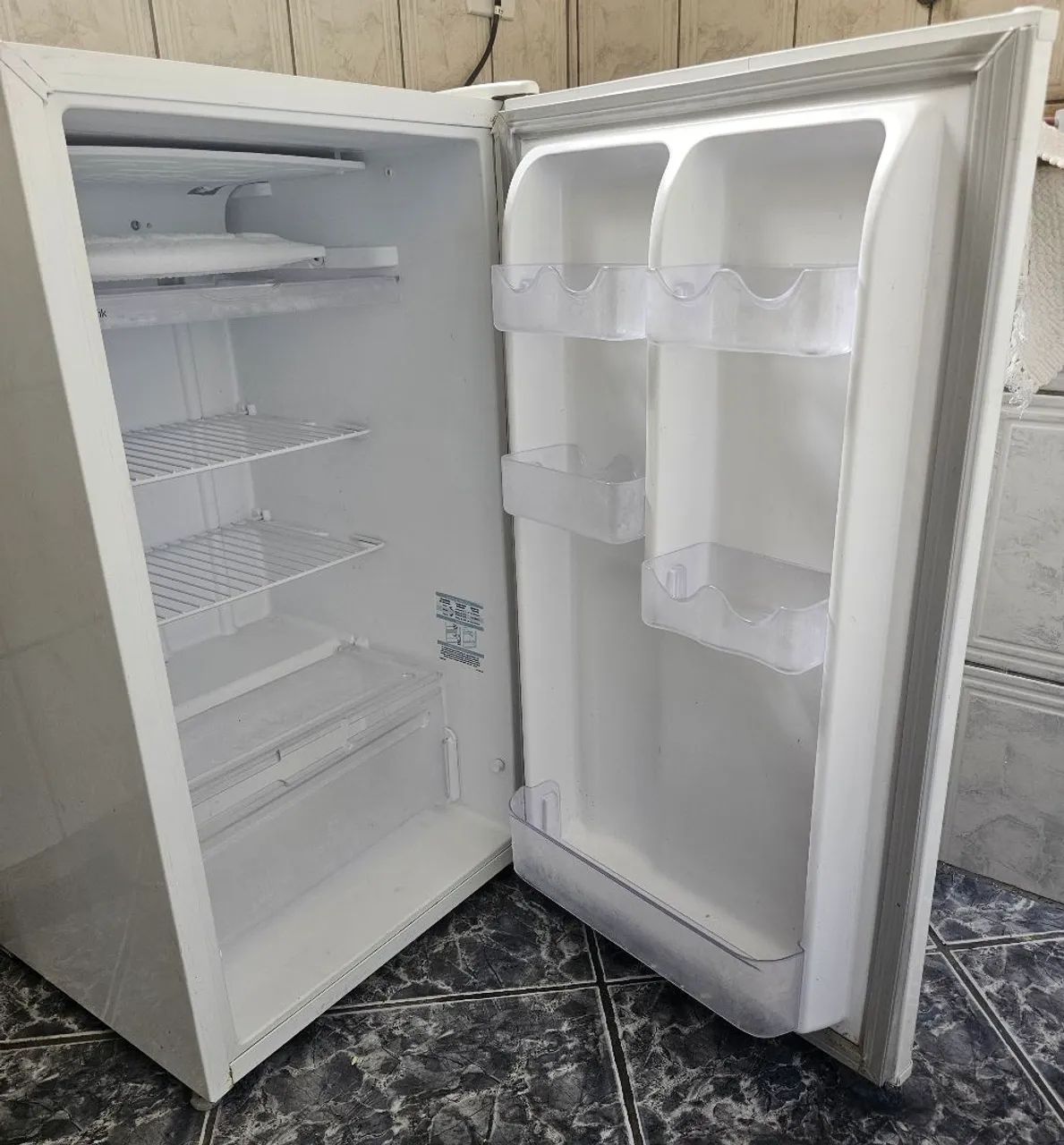 Frigobar Eletrolux Branco 110V Ótimo Estado de Conservação 