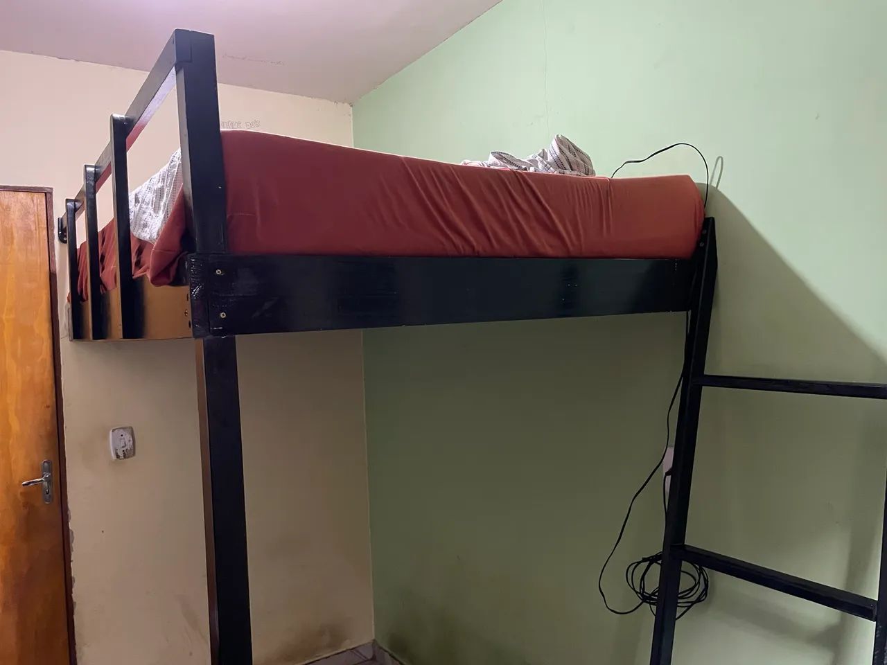 Cama suspensa 