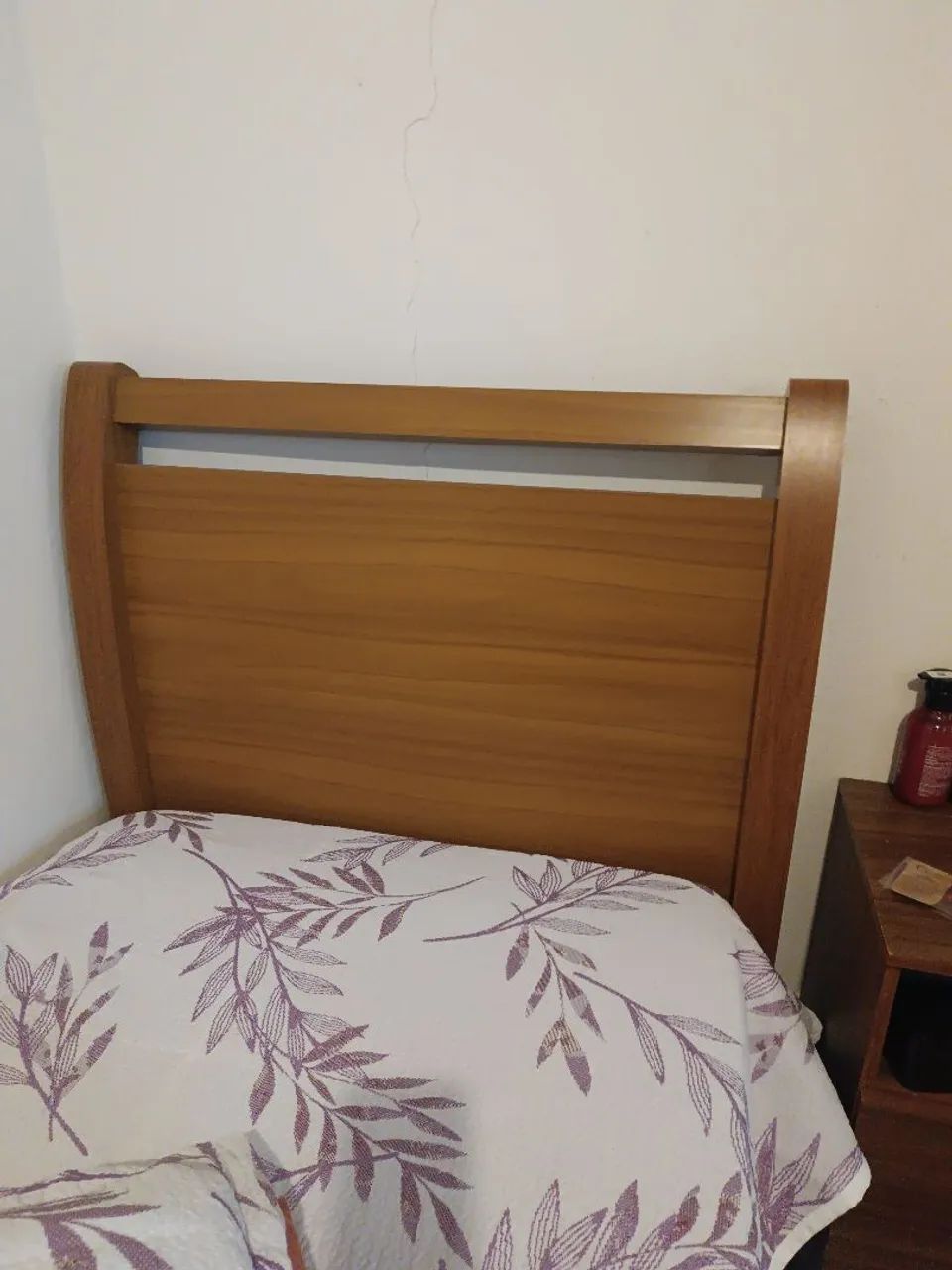 Cama de solteiro, em madeira, super conservada. Sem colchão 
