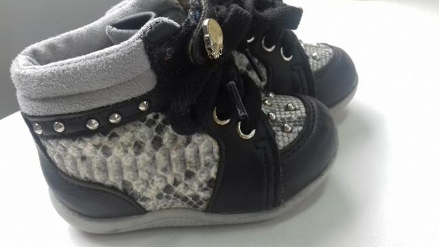 Tênis moderninho preto com animal print