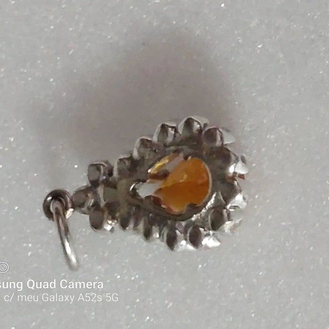 Pingente ouro e pedras de brilhantes e pedra de topázio  