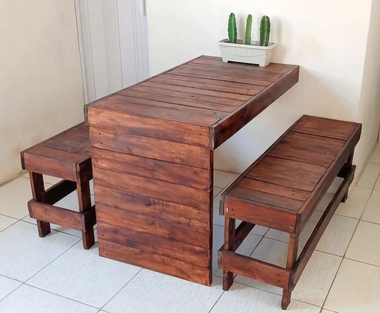 Conjunto de mesa e bancos de madeira de paletes