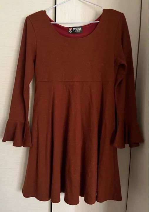 Vestido marrom de manga comprida com babado - Foto 3