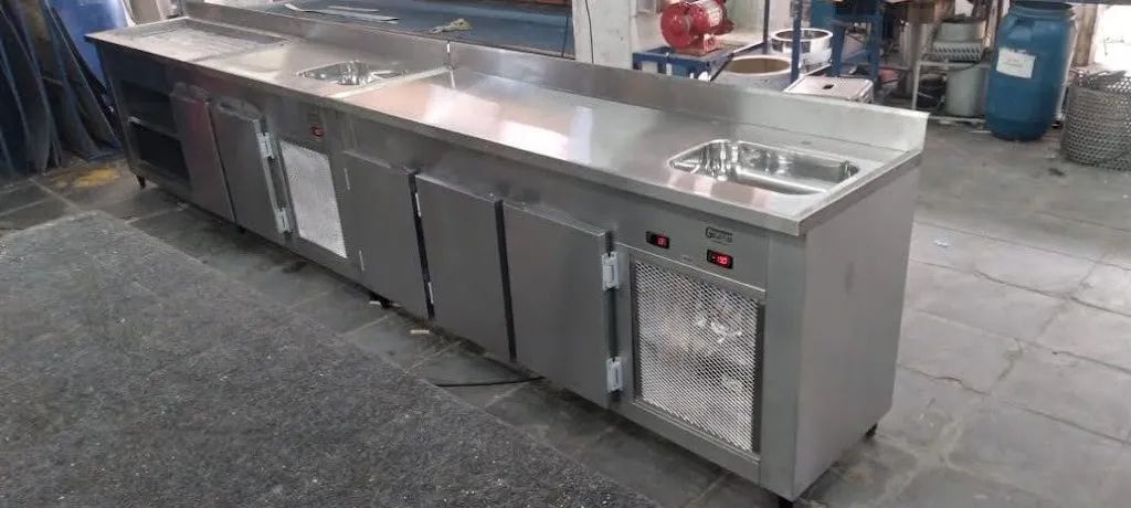 Balcão refrigerado com cuba.