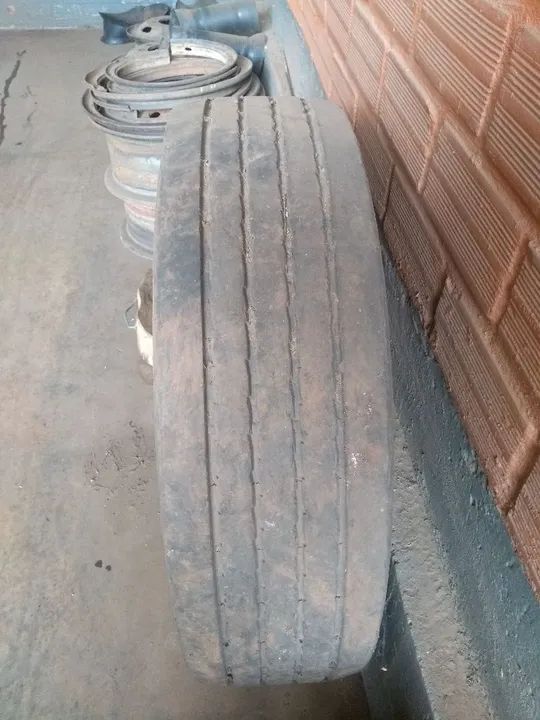 Vende-se 1 pneu usado, com roda, para implementos agrícola ou industrial  - Foto 5