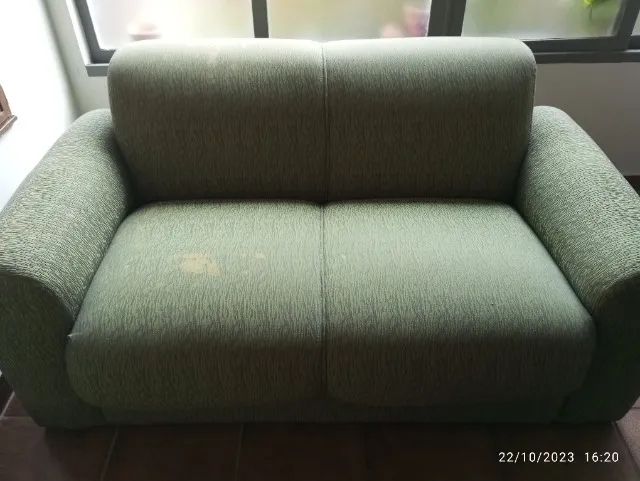  Sofá na cor verde ,de  2  e 3  lugares, bem conservado e com estrutura maciça. - Foto 2