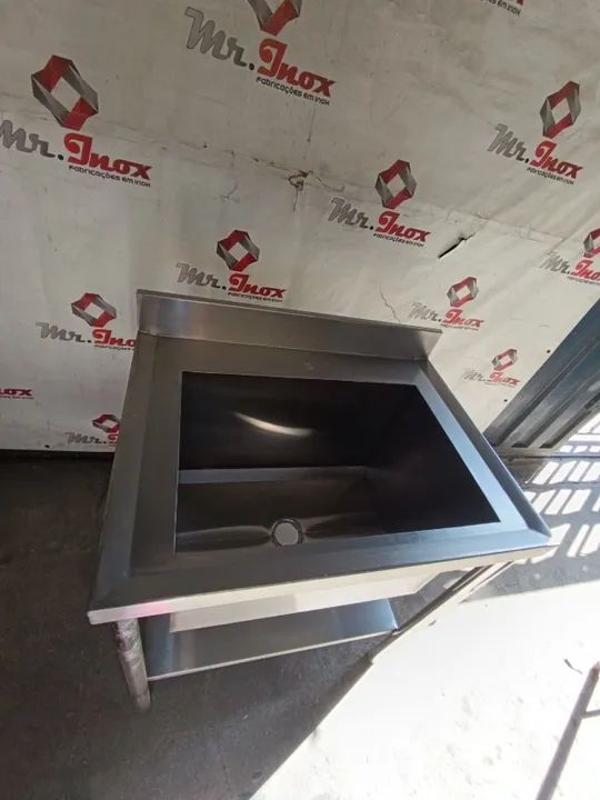 Tanque de aço inox com prateleira inferior a fabricar