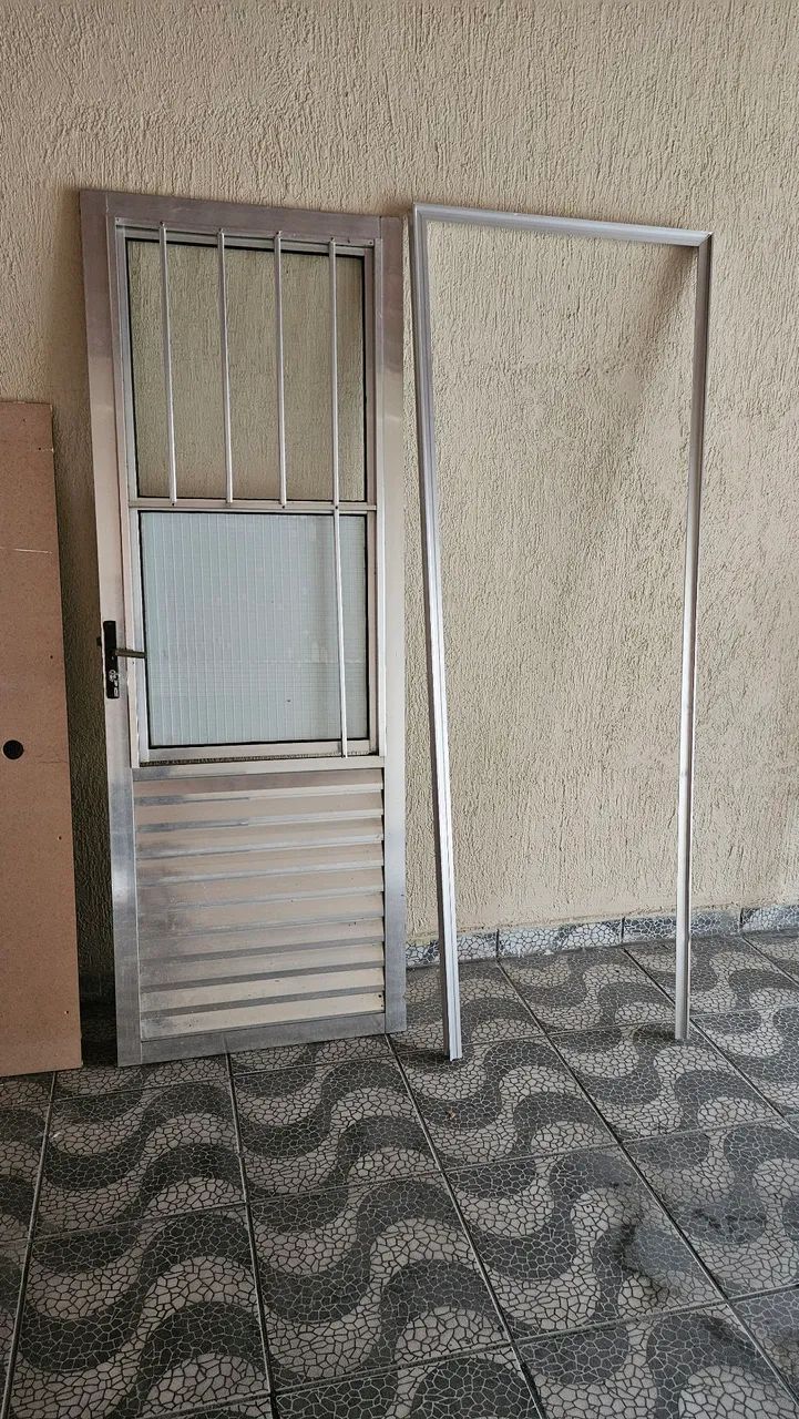 Porta de Alumínio usada  com Grade - Foto 2