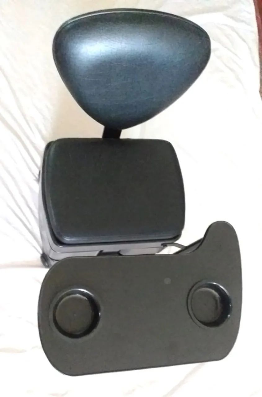 Cadeira de manicure marca Prisme Usinagem. Mesa regulável e lugares para guardar objetos.
